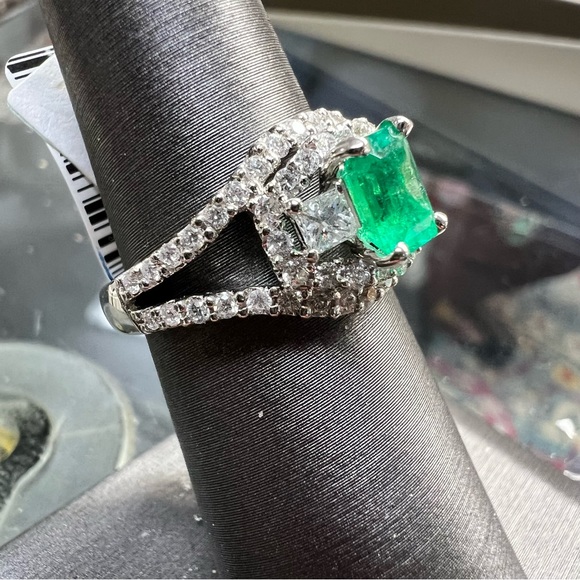 18k White Gold Diamond & Emerald Ring - Picture 8 of 9